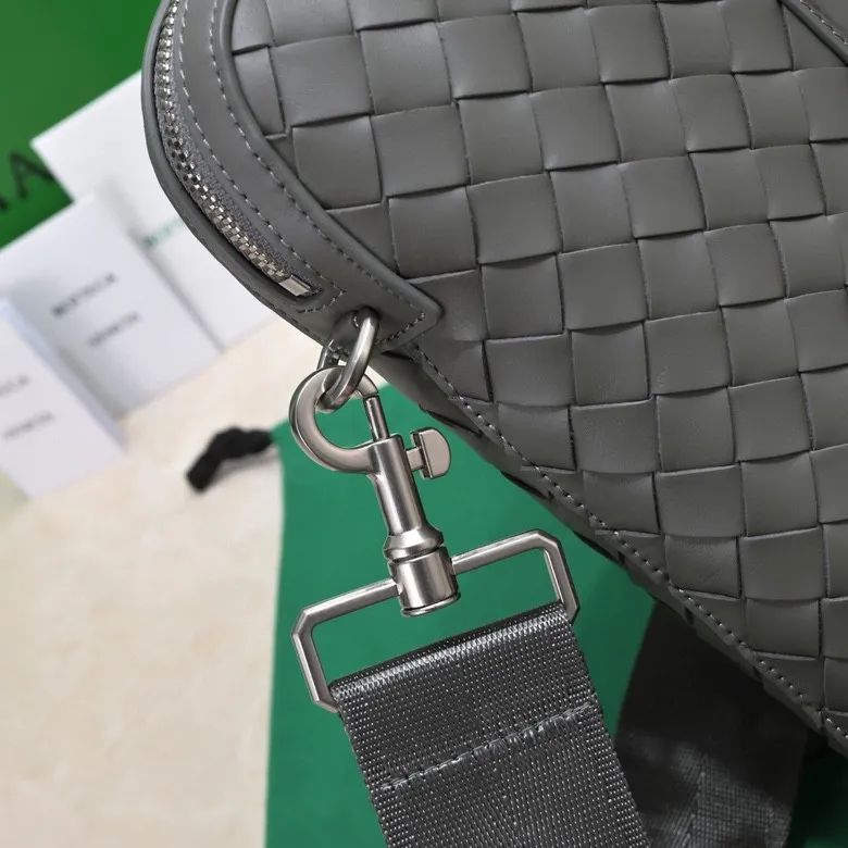 Ready-made BV new men's briefcases💼Different sizes and different styles of briefcases are suitable for any man. They can be matched with casual or formal wear🉑️A must-have choice for the workplace💼 ⚠️Original leather, original leather, using exquisite craftsmanship to weave different sizes on the leather🪡🪡 It presents a full sense of high-end, simple and unique design, will definitely make you grand and fashionable in the workplace Style number: 39*30.5*11, model number: 8814
